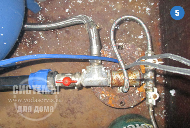соединение водопроводной трубы с гребенкой на оголовке в кессоне