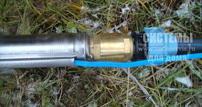Соединение скважинного насоса с водоподъемной трубой и страховочным тросом